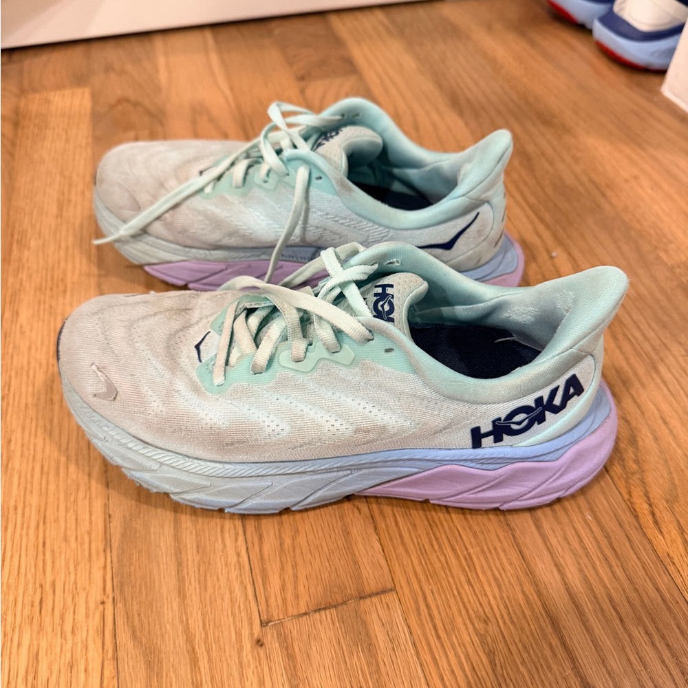 Hoka Mint and Lavender Arahi 6